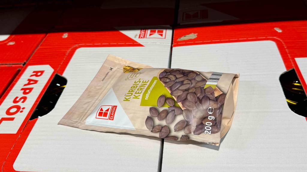 Test: Eine liegende Packung Kürbiskerne.