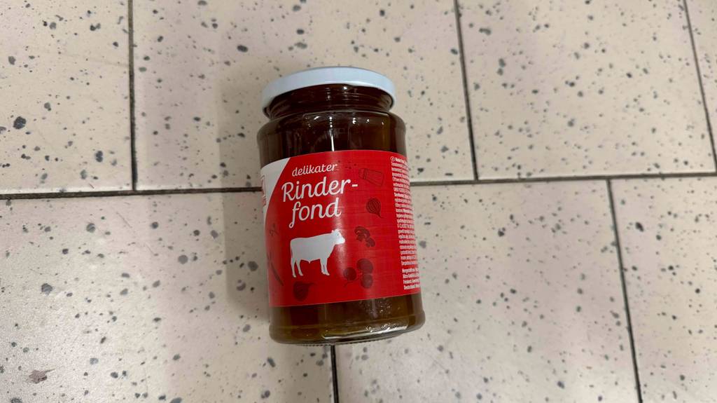 Getestetes Rinderfond liegend auf einem Boden.
