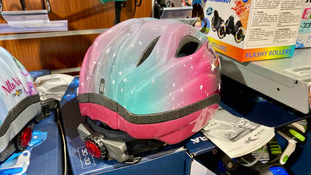 KED-Fahrradhelm getestet: Ein Fahrradhelm mit einem Reflektor steht auf einer Verpackung.