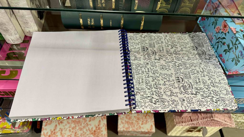 Das geöffnete Skizzenbuch, das getestet wurde liegt in einem Regal.
