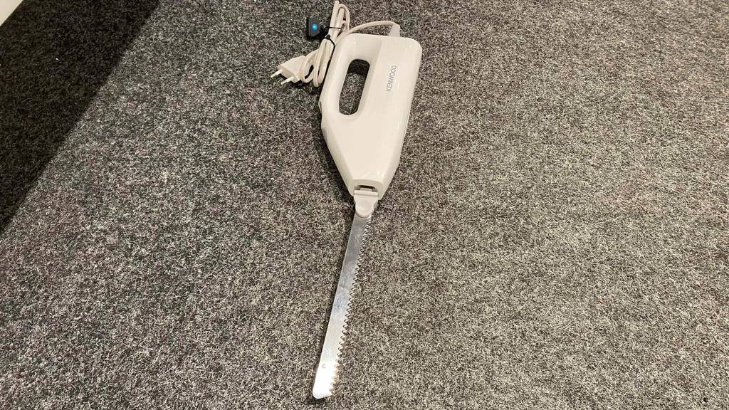 Elektromesser getestet: ein Elektromesser mit gezahnter Klinge.