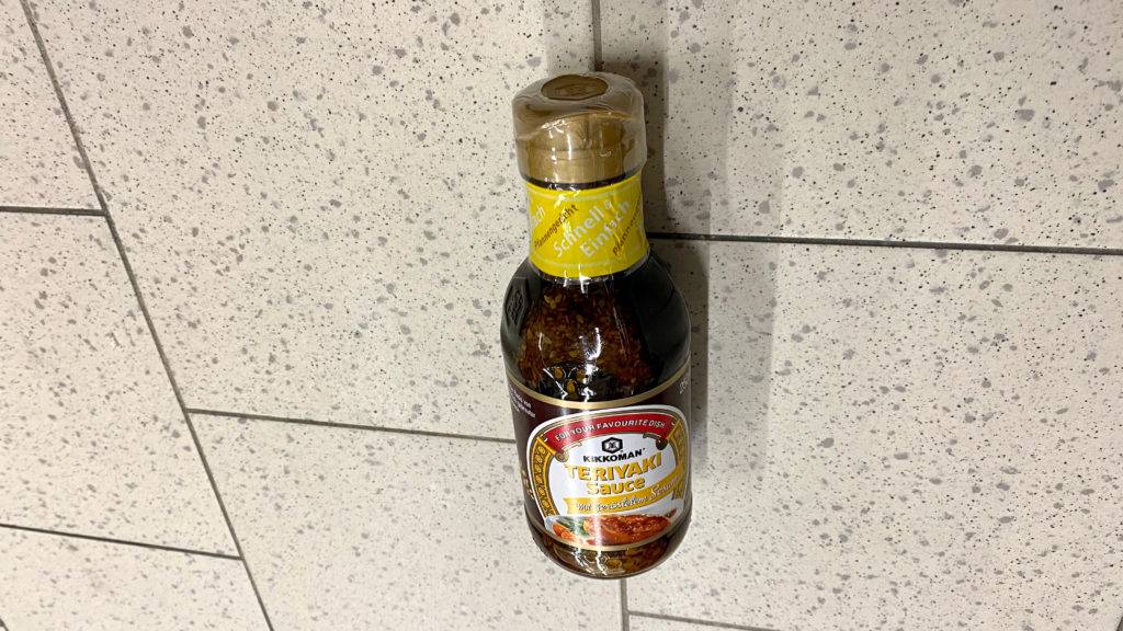 Teriyaki-Sauce getestet: Eine Flasche Sauce liegt auf Fließenboden
