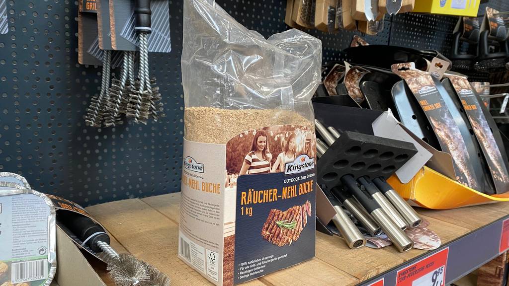 Räuchermehl getestet: Eine Packung steht neben mehreren anderen Produnkten auf einem Regal.