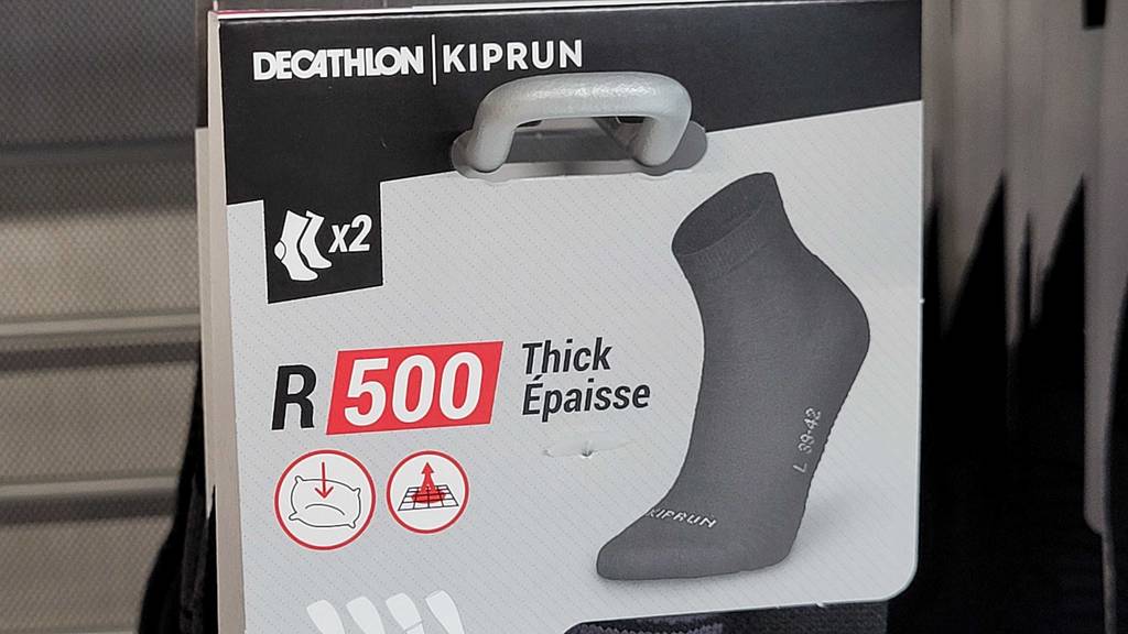 Nahaufnahme der Verpackung der getesteten Laufsocken, welche zwei Paar enthalten.