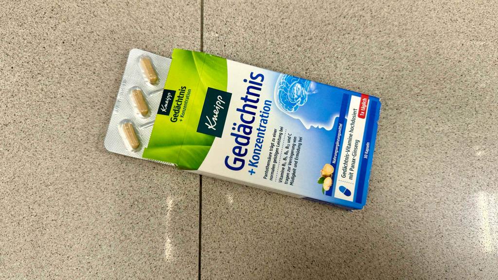 Die getesteten Gedächtnis-Tabletten ragen aus der Verpackung heraus.