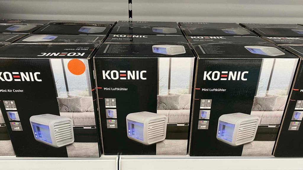 Mini-Luftkühler getestet: In einem Regal stehen mehrere verpackte Geräte nebeneinander.