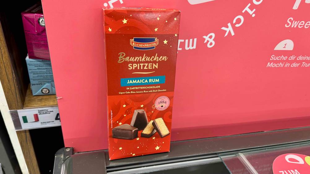 Die Verpackung des getesteten Baumkuchens lehnt an einem Aufsteller.