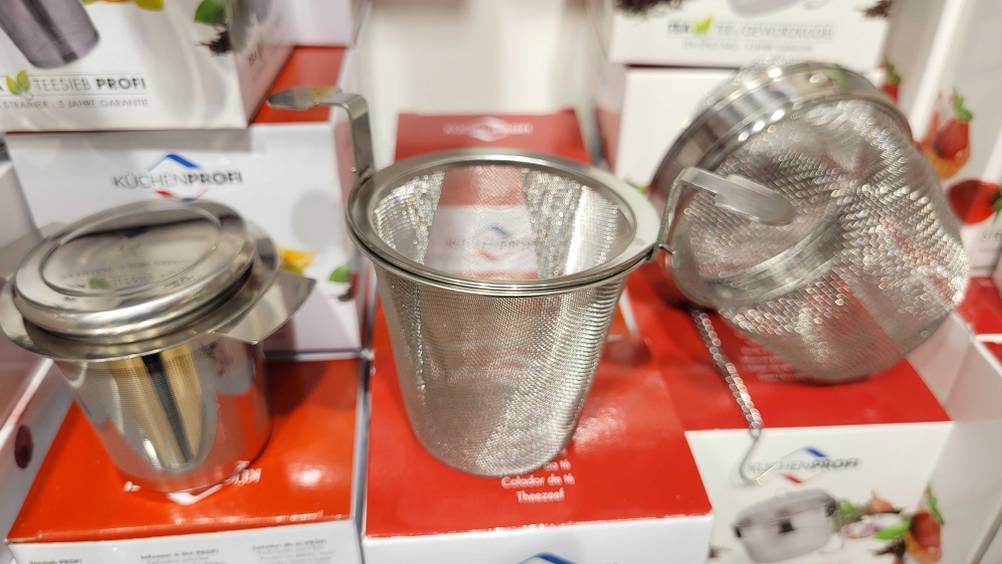 Das getestete Teesieb ist auf der Verpackung platziert.