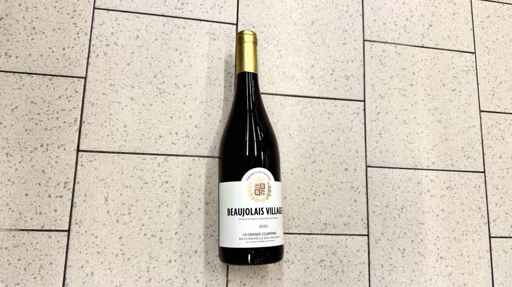 Die liegende Flasche des getesteten Beaujolais-Wein.