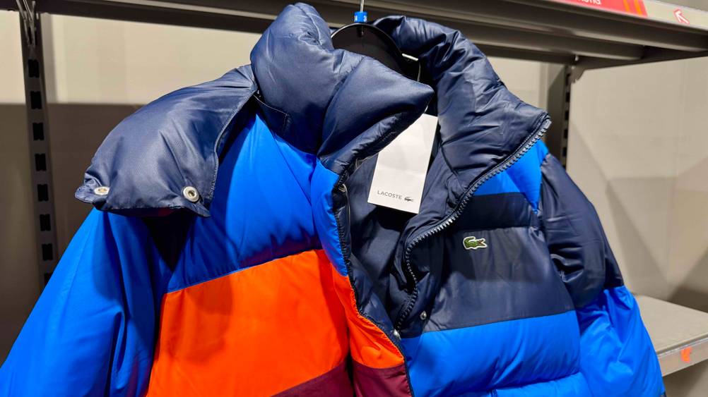Der Kragen der getesteten Winterjacke im Fokus.