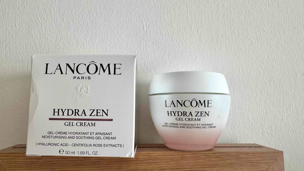 Im Test: Die Lancome-Gesichtscreme befindet sich in einem 50-ml-Tiegel neben der Verpackung auf einem Regal.