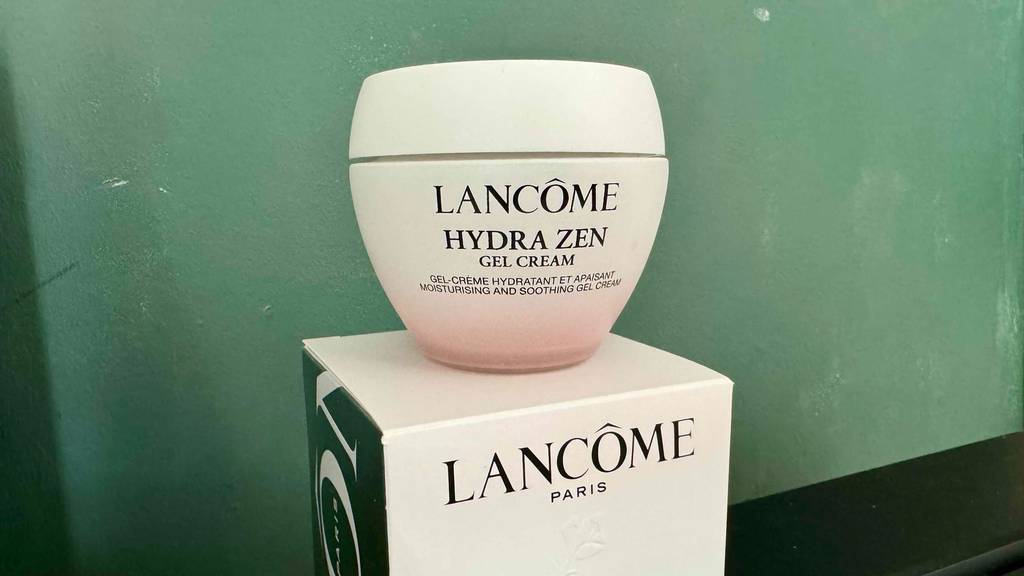 Die getestete Lancome-Gesichtscreme steht auf ihrer Verpackung auf einem Verkaufsregal.