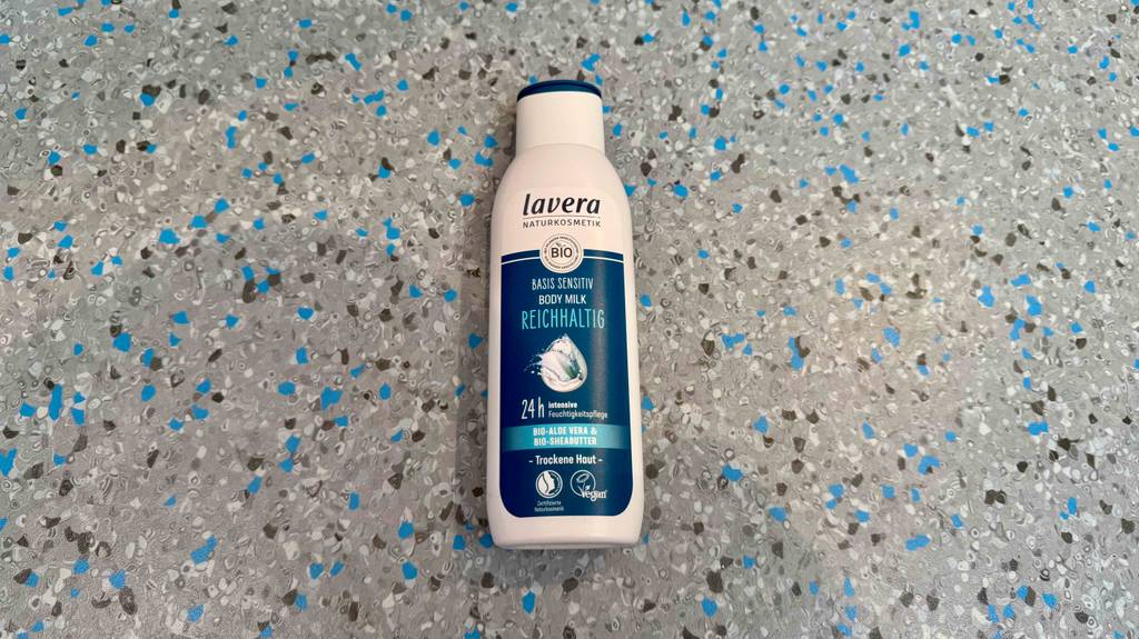 Die getestete Lavera-Bodylotion im liegenden Zustand.