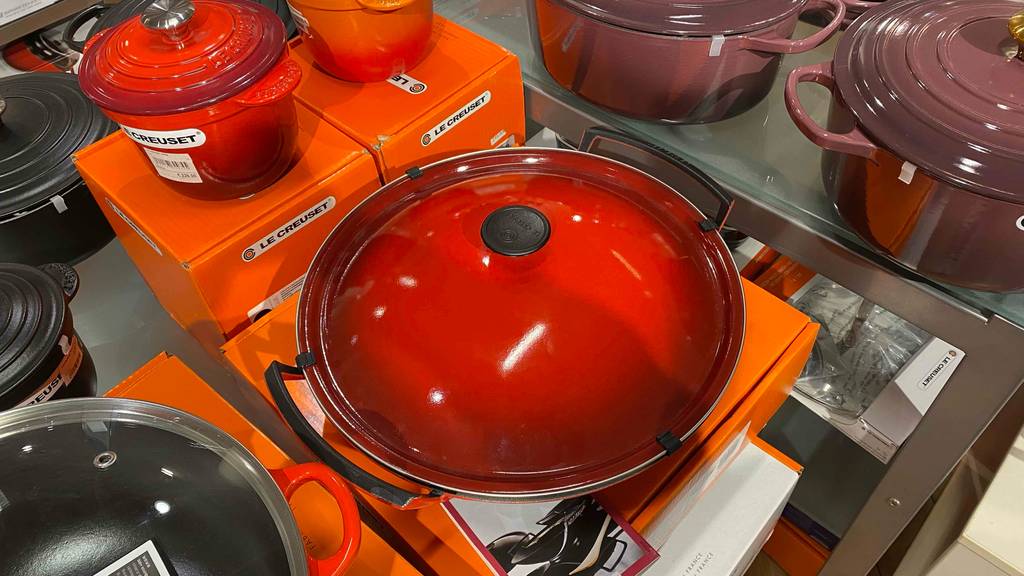 Wok-Gusseisen im Test: ein Wok-Gusseisen mit rotem verschlossenem Deckel von oben ersichtlich.