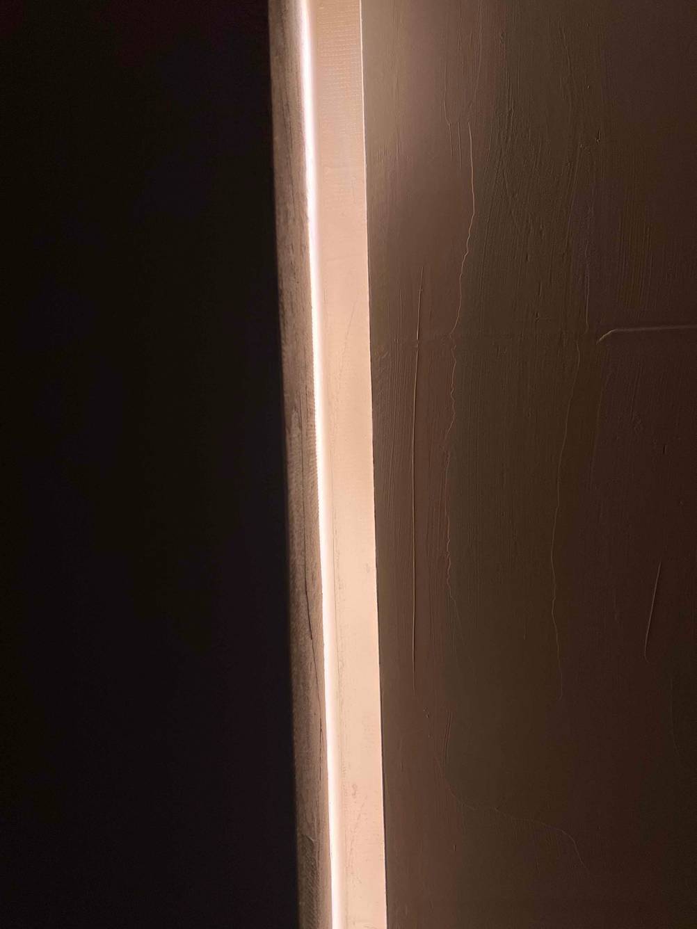 LED-Strips getestet: Ein LED-Strips ist hinter eine Abdeckung eingebaut.