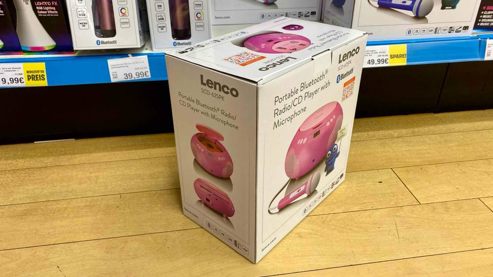 CD-Player mit Bluetooth getestet: eine Verpackung eines CD-Players mit Bluetooth steht schräg vor einem Regal.