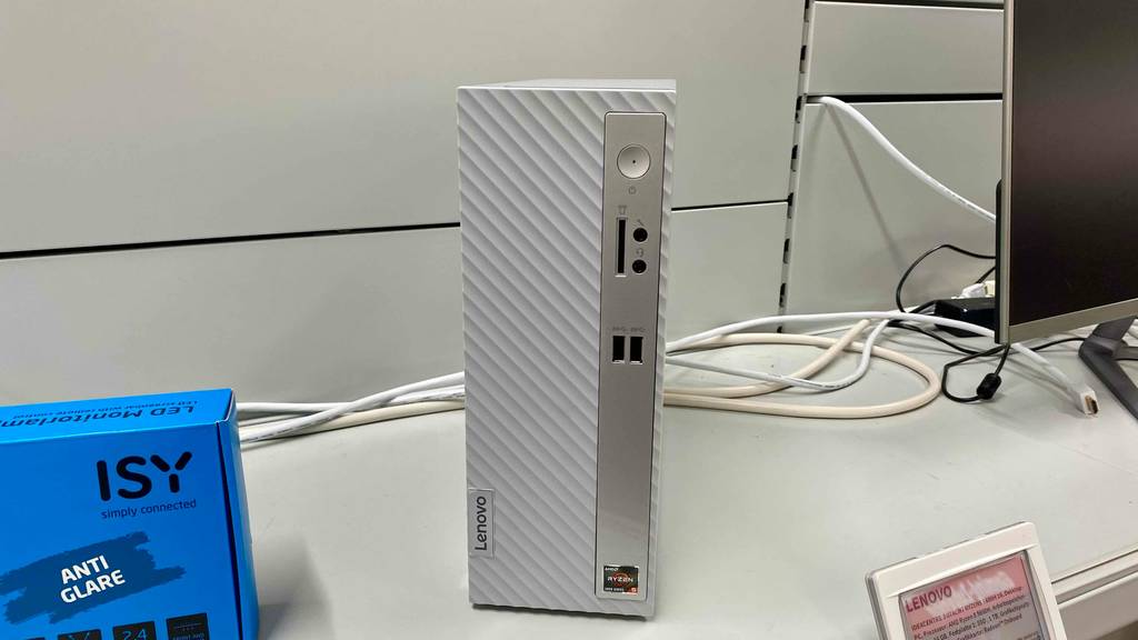 Ein Desktop-PC von vorne mit Anschlüssen auf einer hellen Oberfläche.