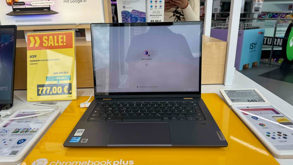 Frontaufnahme des getesteten Lenovo IdeaPads, welches eingeschaltet ist.