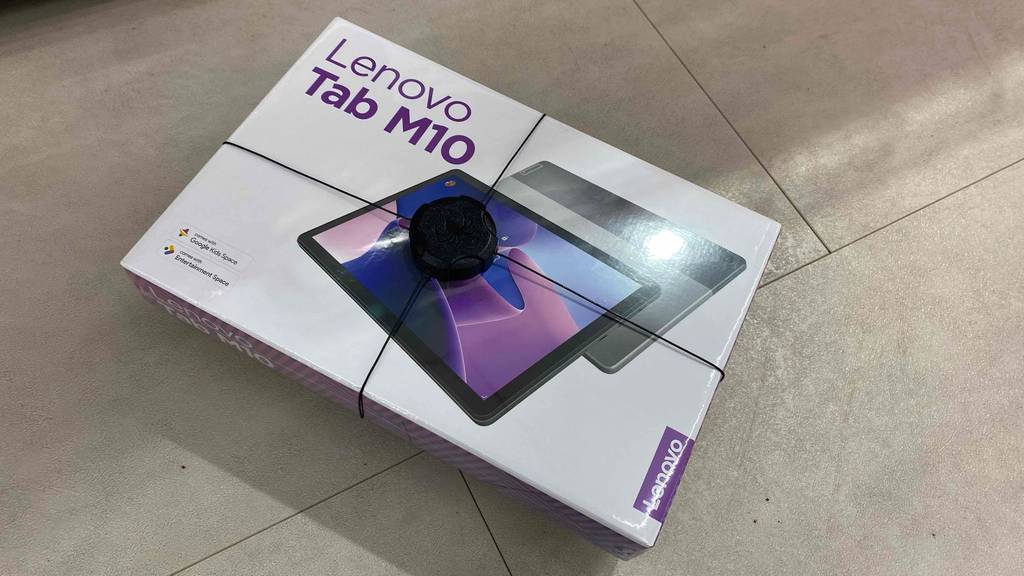 Getestetes Lenovo-Tablet ist verpackt und liegt auf einem weißen Boden.