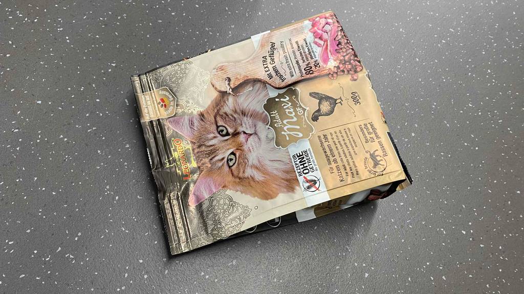 Leonardo-Katzenfutter-Test: eine verschlossene Packung Katzenfutter ohne Getreide auf einem Boden liegend.