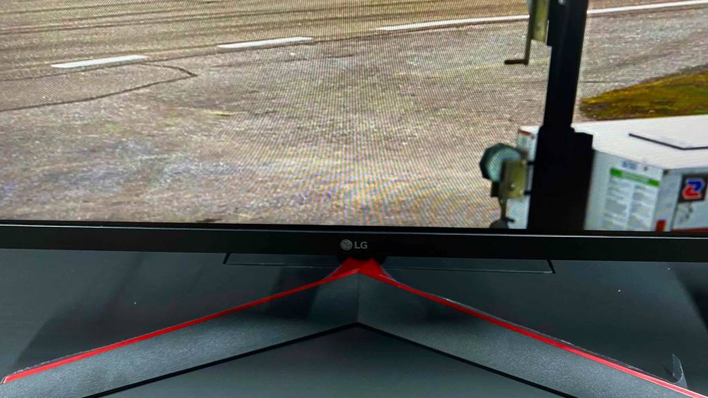 Getesteter 240-Hz-Monitor der Marke LG steht auf einem Tisch.