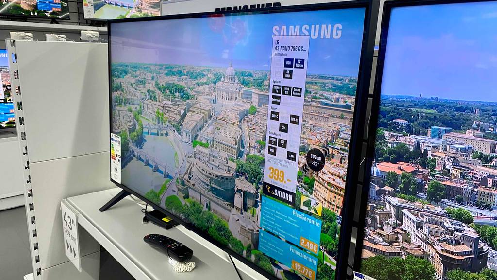 LG-Fernseher-43-Zoll getestet: ein eingeschalteter Fernseher stehend in einem Geschäft als Austellungsstück.