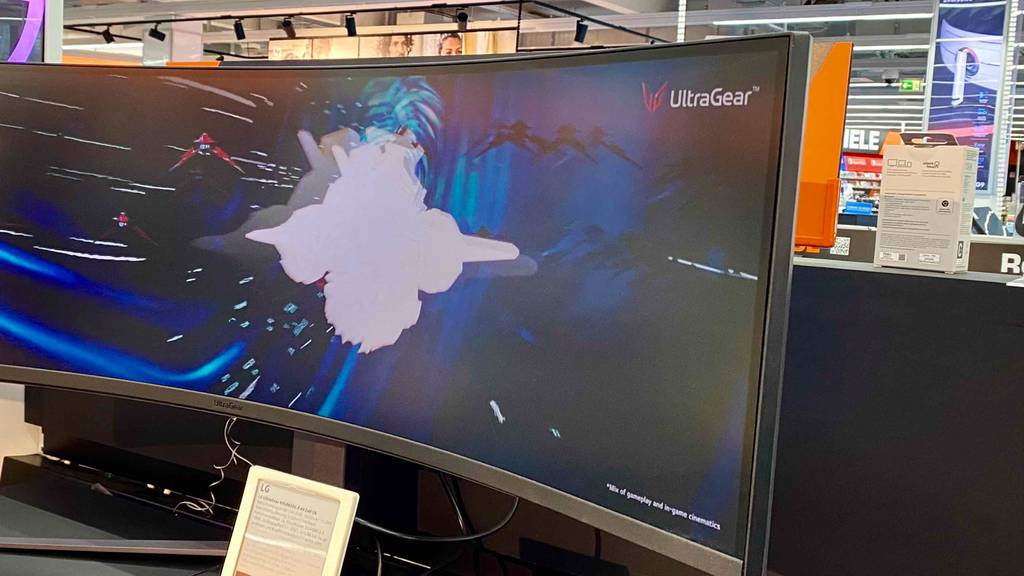 Rechter Rahmen eines getesteten Ultrawide-Monitors.