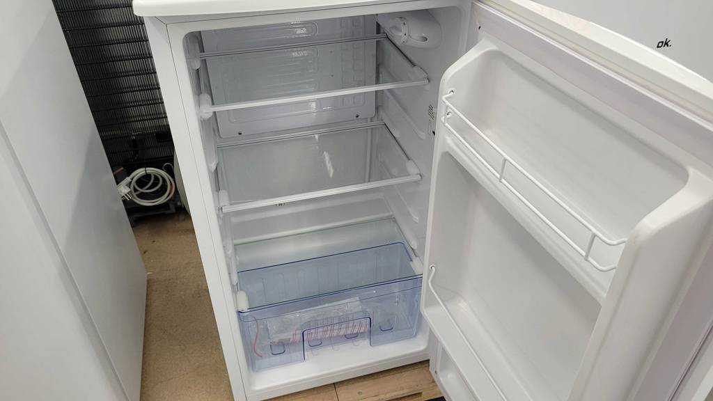 Kühlschrank ohne Gefrierfach getestet: ein geöffneter Kühlschrank ohne Gefrierfach mit einer Schublade.