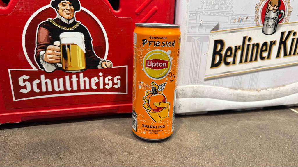 Test: Eine Dose Lipton-Eistee steht vor Bierkisten.
