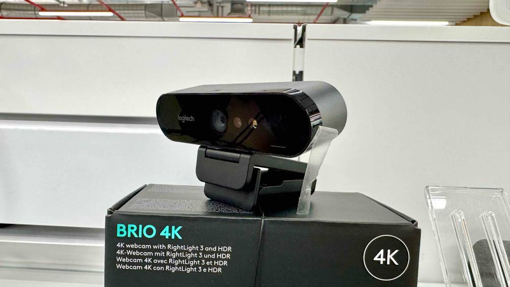 Die getestete 4K-Webcam von Logitech steht auf der Verpackung.