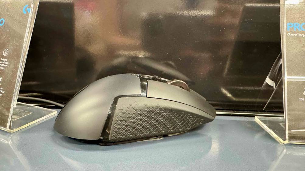 Die Außenseite der getesteten Logitech-Gaming-Maus.