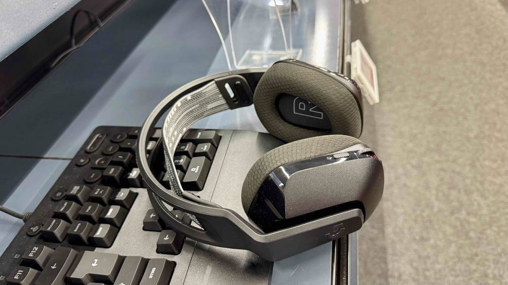 Das getestete Logitech-Headset liegt auf einer Tastatur.