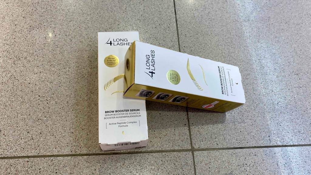 Augenbrauenserum getestet: Zwei Verpackungen Augenbrauenserum liegen auf einem Fliesenboden.
