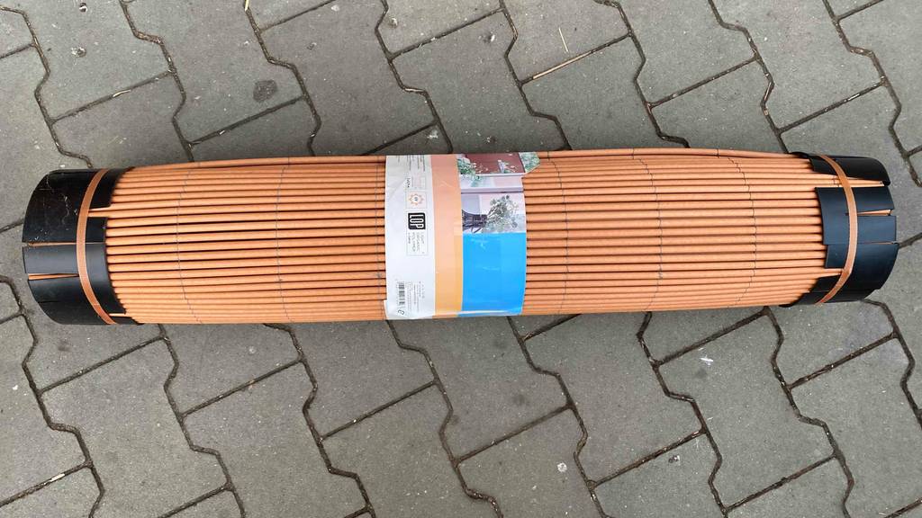 Balkon-Sichtschutz-Test: zusammengerollter Balkon-Sichtschutz liegt auf einem Boden.