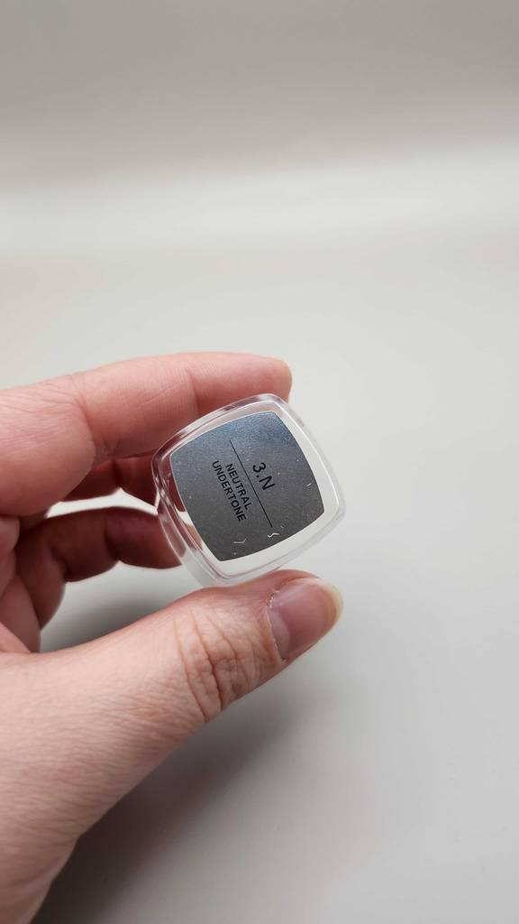 Der Deckel der getesteten L’Oréal-Foundation mit der Nummer darauf ersichtlich.
