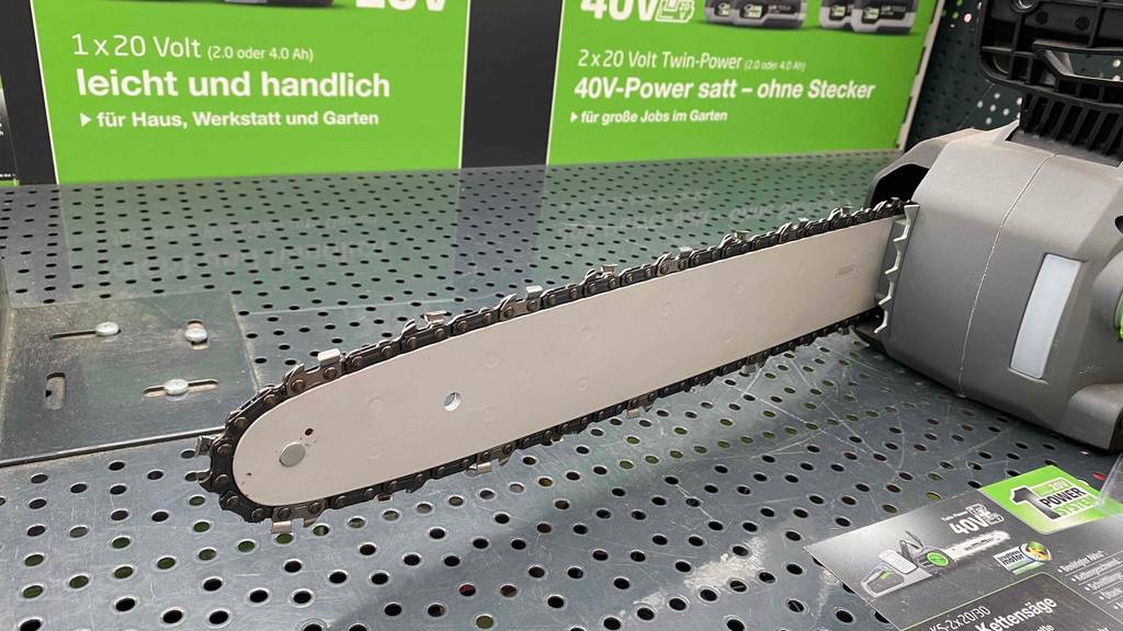 Nahaufnahme der Führungsschiene und Kette einer getesteten Akku-Kettensäge