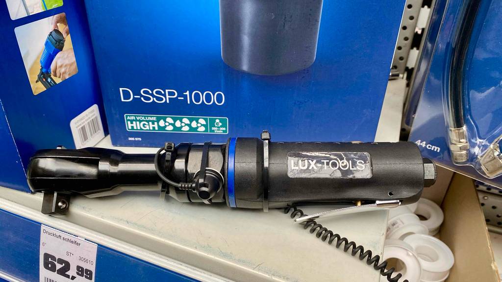 Druckluft-Ratschenschrauber-Test: ein Druckluft-Ratschenschrauber von Lux-Tools liegt vor der entsprechenden Verpackung.