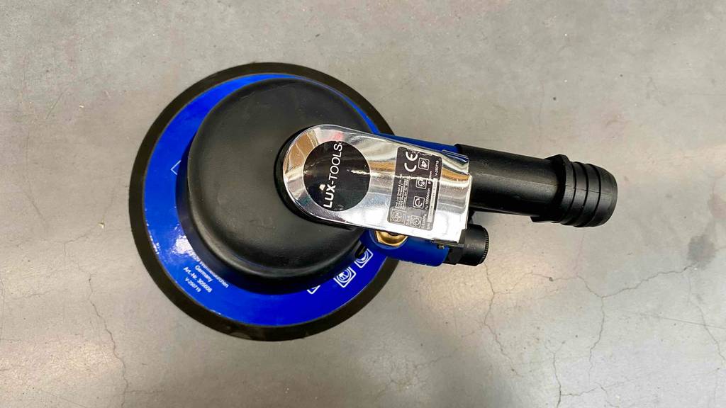 Druckluftschleifer im Test: ein Druckluftschleifer von oben ersichtlich.