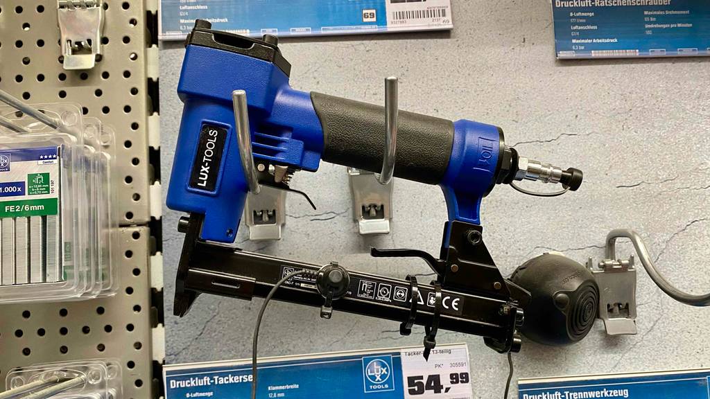 Drucklufttacke-Test: ein Drucklufttacker ist in einem Geschäft ausgestellt, mit Preisschild daneben ersichtlich.