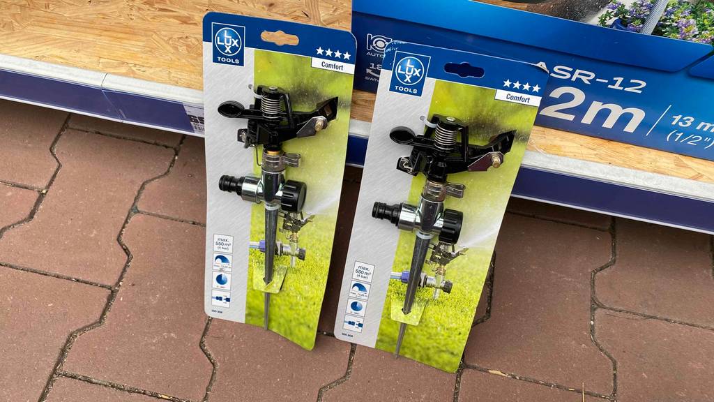 Im Test: Zwei verpackte Impulsregner stehen nebeneinander an ein Regal angelehnt