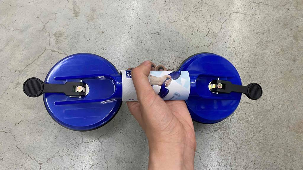Saugheber im Test: Saugheber wird mit der Hand über Steinboden gehalten