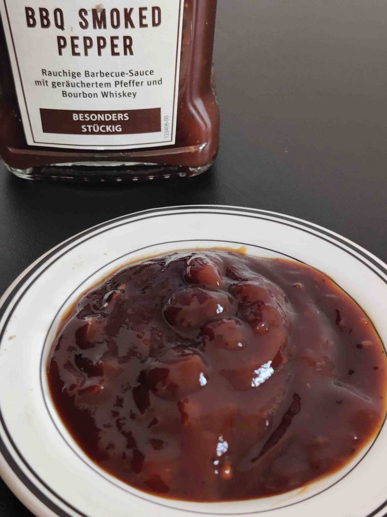 BBQ-Sauce in Schälchen.
