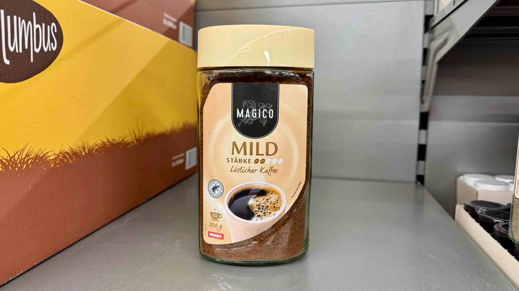 Die Glasverpackung des getesteten milden Kaffees steht in einem Regal mit einem Inhalt von 200 g.