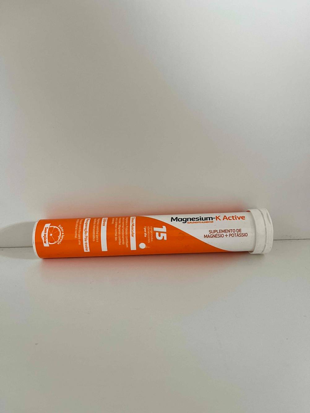 Eine Dose der getesteten Magnesium-Brausetabletten von der Seite auf einer hellen Oberfläche.