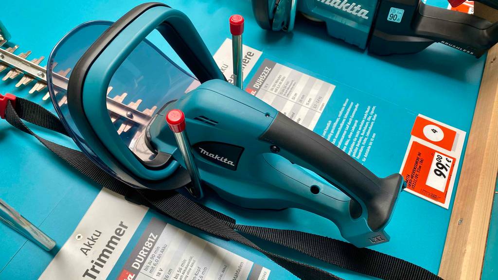 Der Griff einer getesteten Makita-Akku-Heckenschere im Fokus.