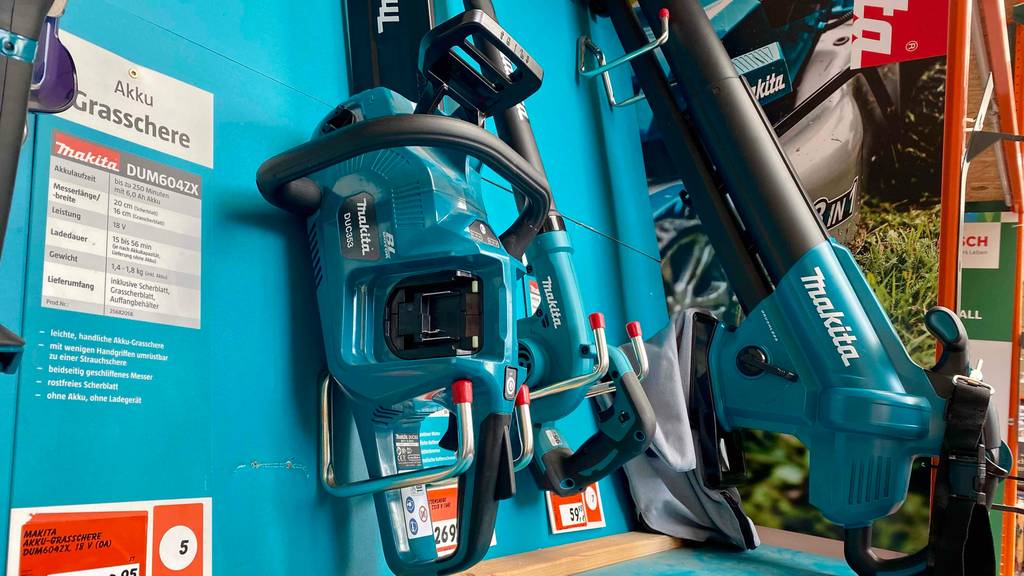 Gehäuse der Makita-Akku-Kettensäge worin sich auch der Akku befindet im Fokus.