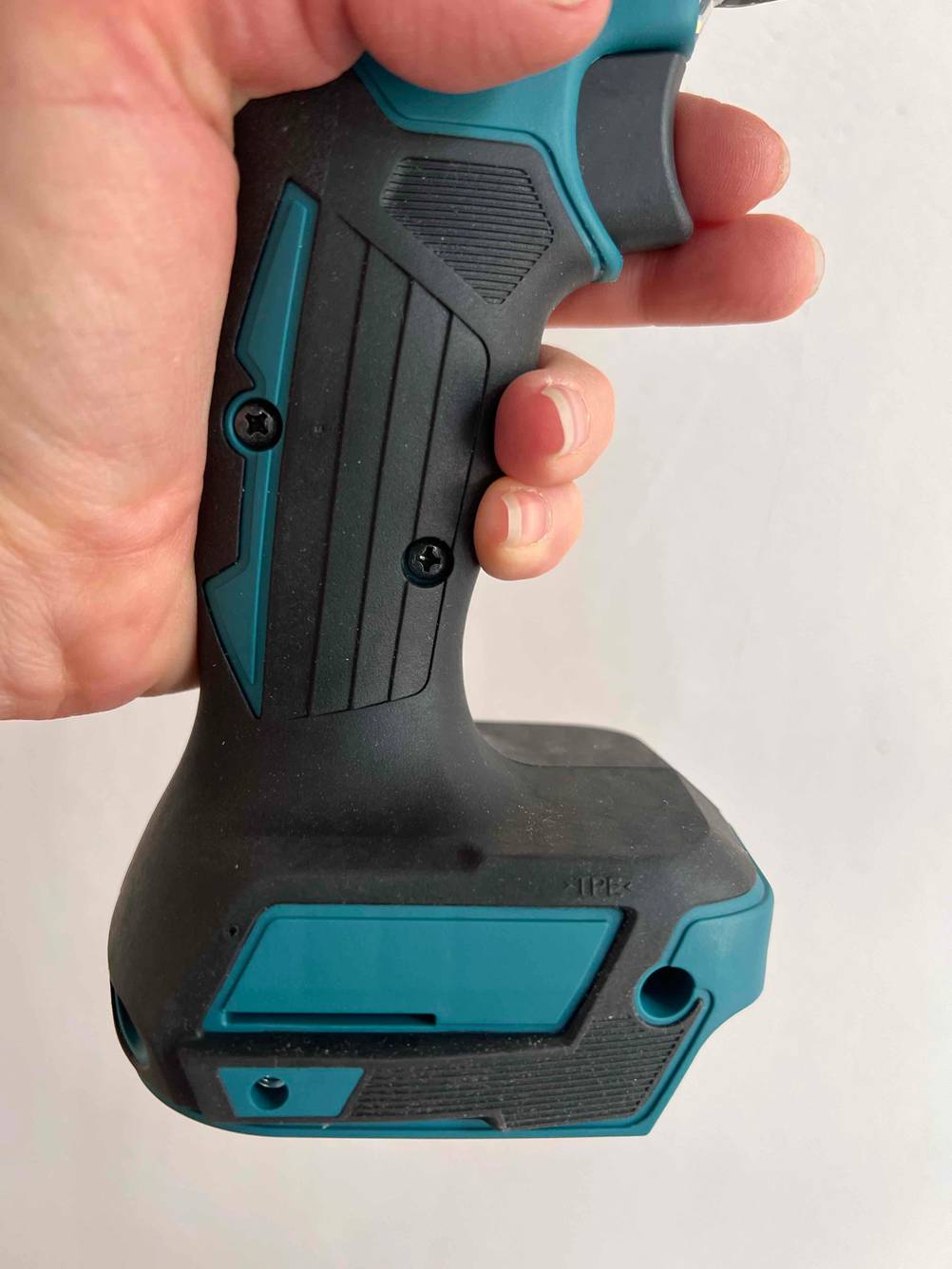 Im Test: Handgriff eines bürstenlosen Akkuschraubers in Nahaufnahme.