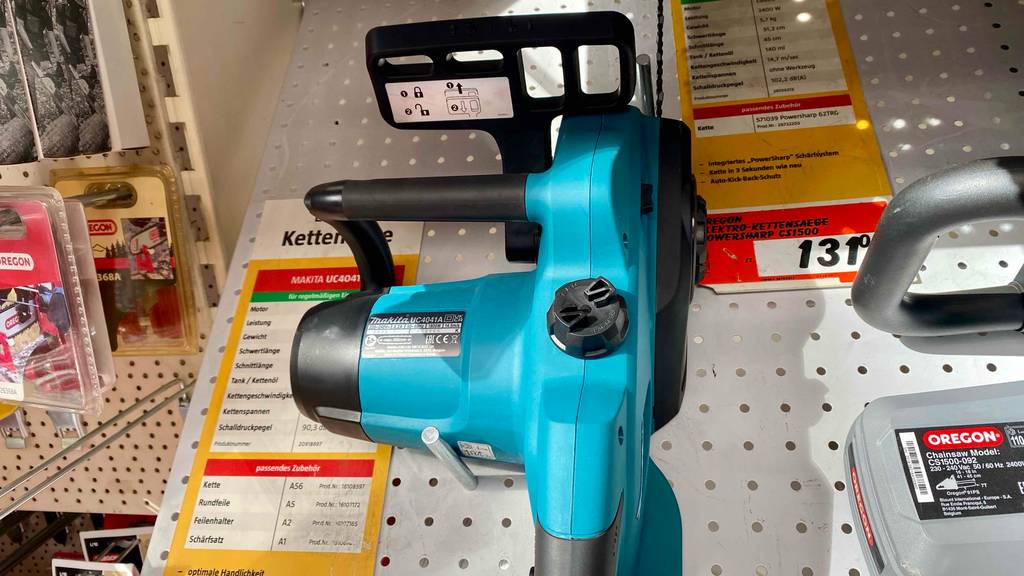 Griff einer getesteten Makita-Kettensäge im Fokus.