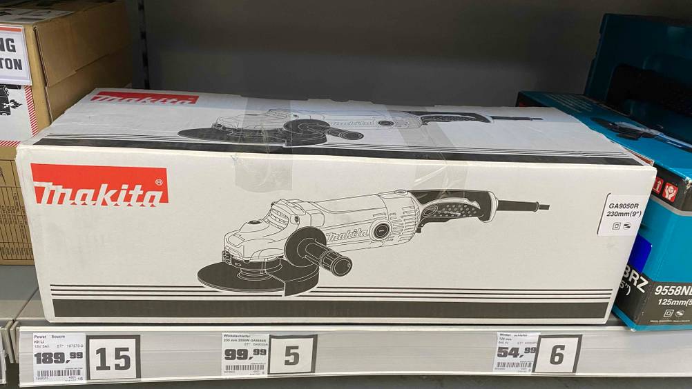 Im Test: Ein verpackter Makita-Winkelschleifer (230) liegt neben anderen Produkten im Regal.