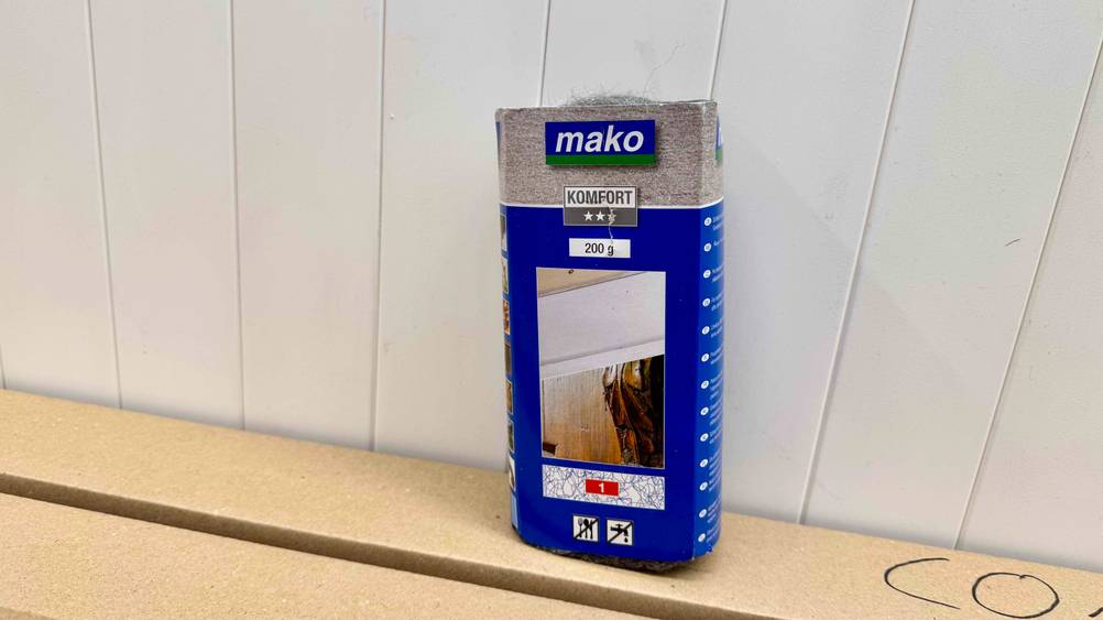 Die Verpackung worin sich die getestete Stahlwolle befindet, steht an einer Wand.